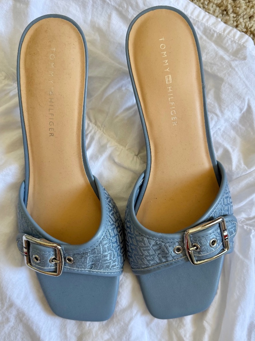 Tommy Hilfiger size 10 blue kitten heels with buckle